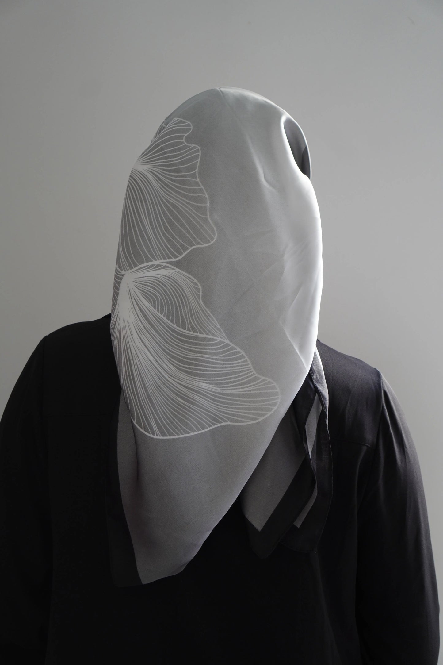 Carré effet de soie Gris – Élégance & confort au quotidien Hnynnamodesty