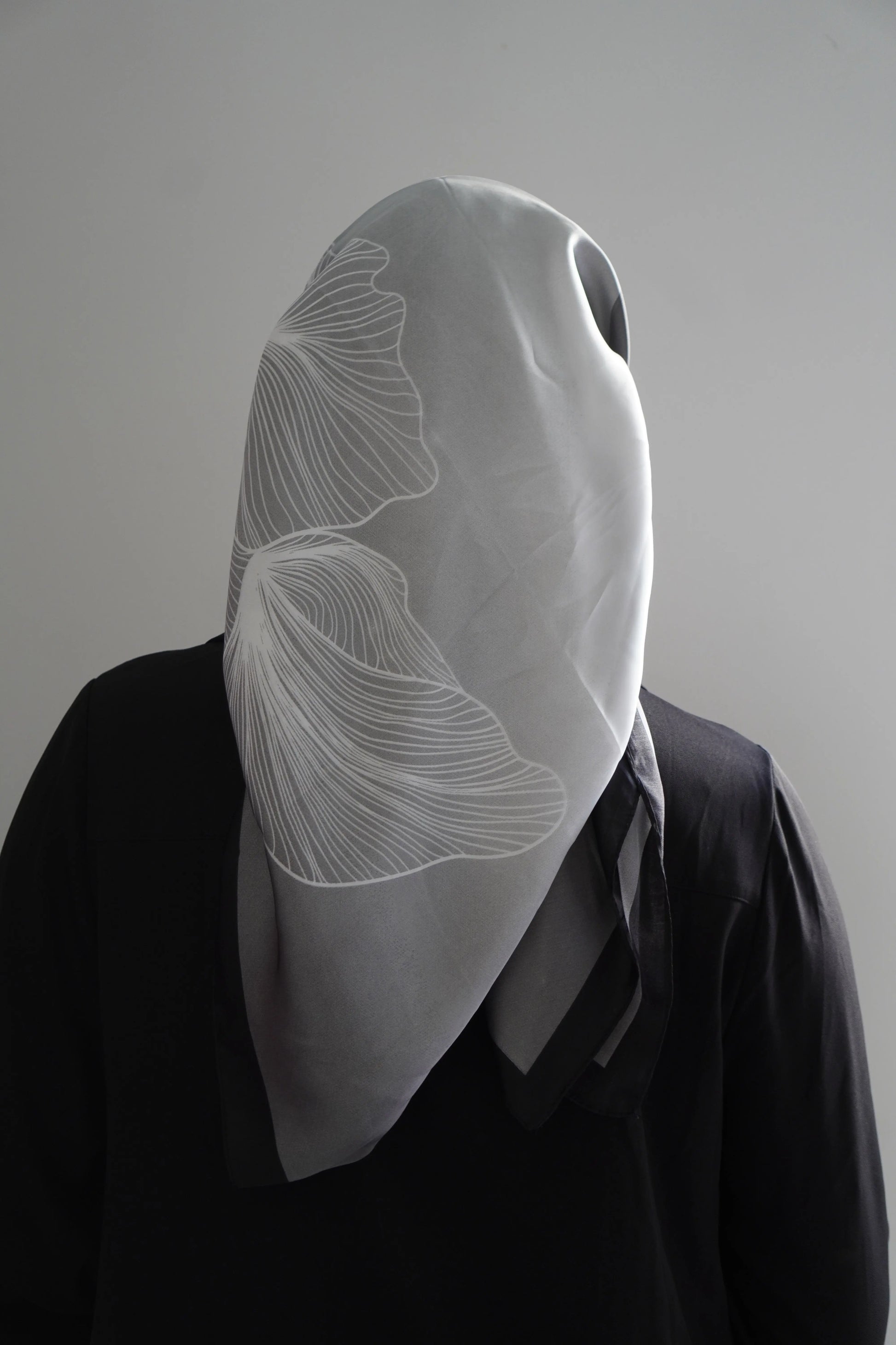 Carré effet de soie Gris – Élégance & confort au quotidien Hnynnamodesty