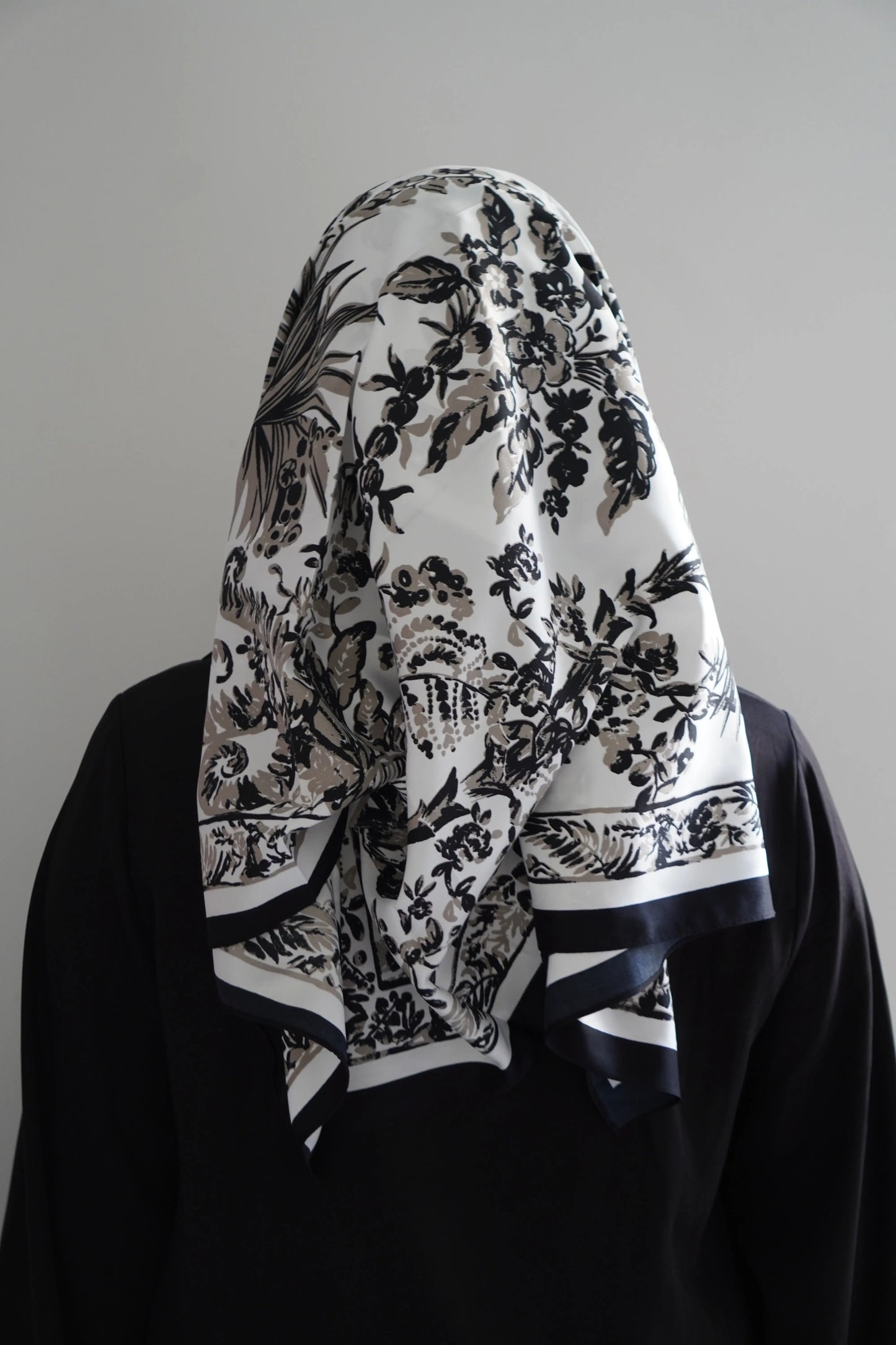 Carré effet de soie Noir – Élégance & confort au quotidien Hnynnamodesty