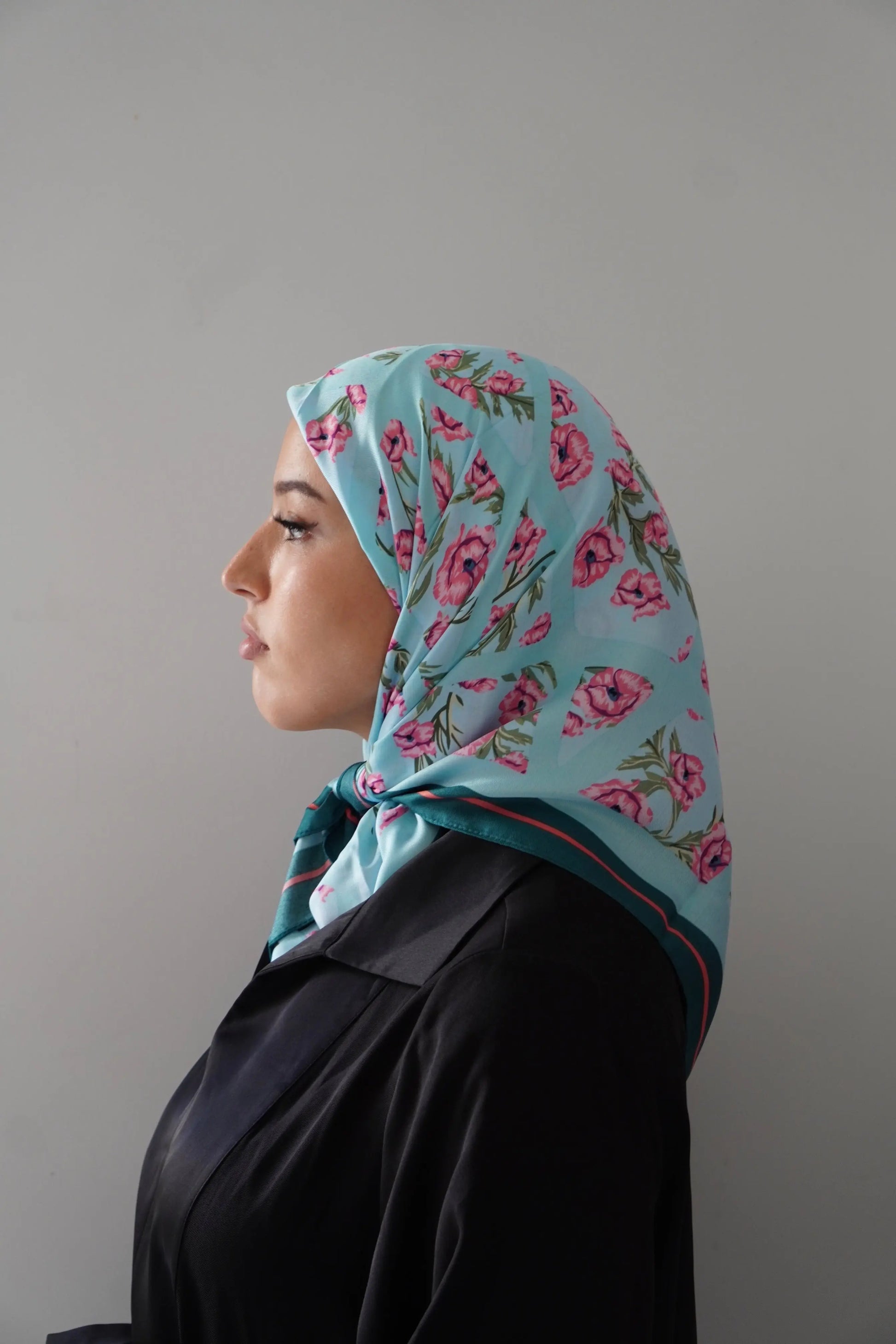 Carré effet de soie Bleu ciel – Élégance & confort au quotidien Hnynnamodesty