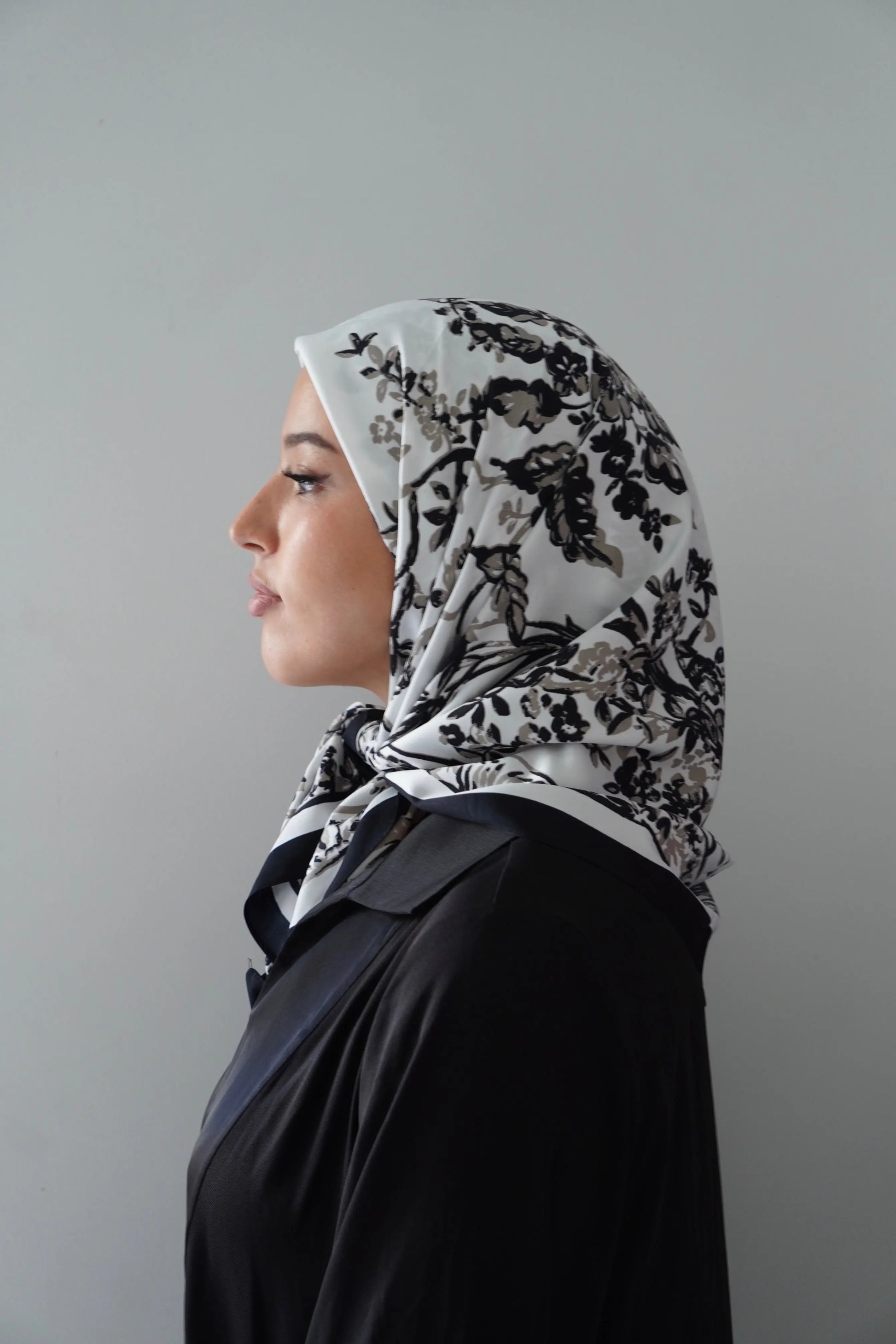 Carré effet de soie Noir – Élégance & confort au quotidien Hnynnamodesty