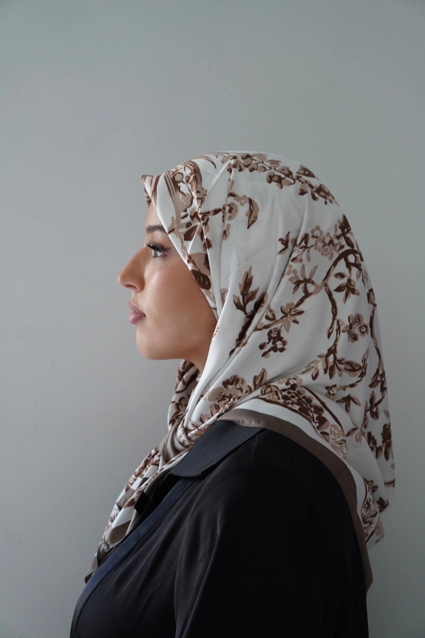 Carré effet de soie Kaki – Élégance & confort au quotidien Hnynnamodesty