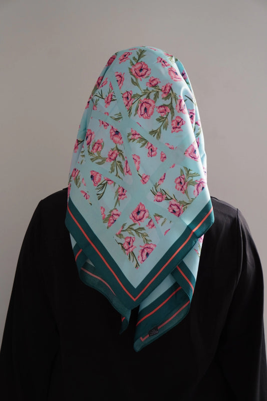 Carré effet de soie Bleu ciel – Élégance & confort au quotidien Hnynnamodesty