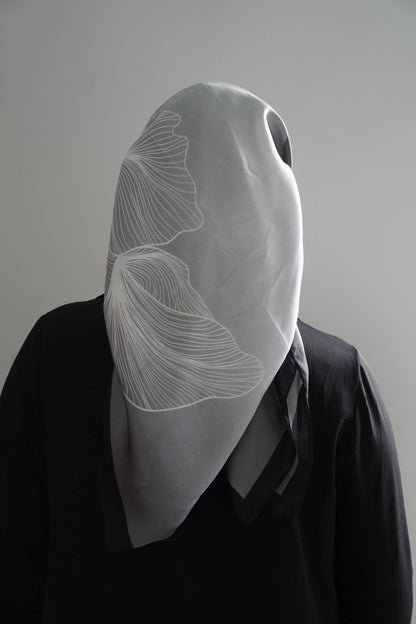 Carré effet de soie Gris – Élégance & confort au quotidien Hnynnamodesty