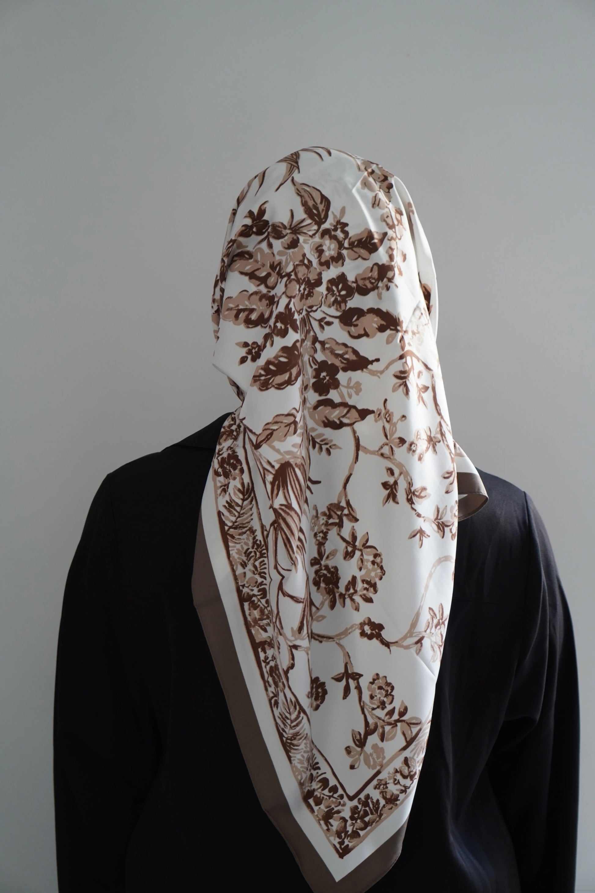 Carré effet de soie Kaki – Élégance & confort au quotidien Hnynnamodesty