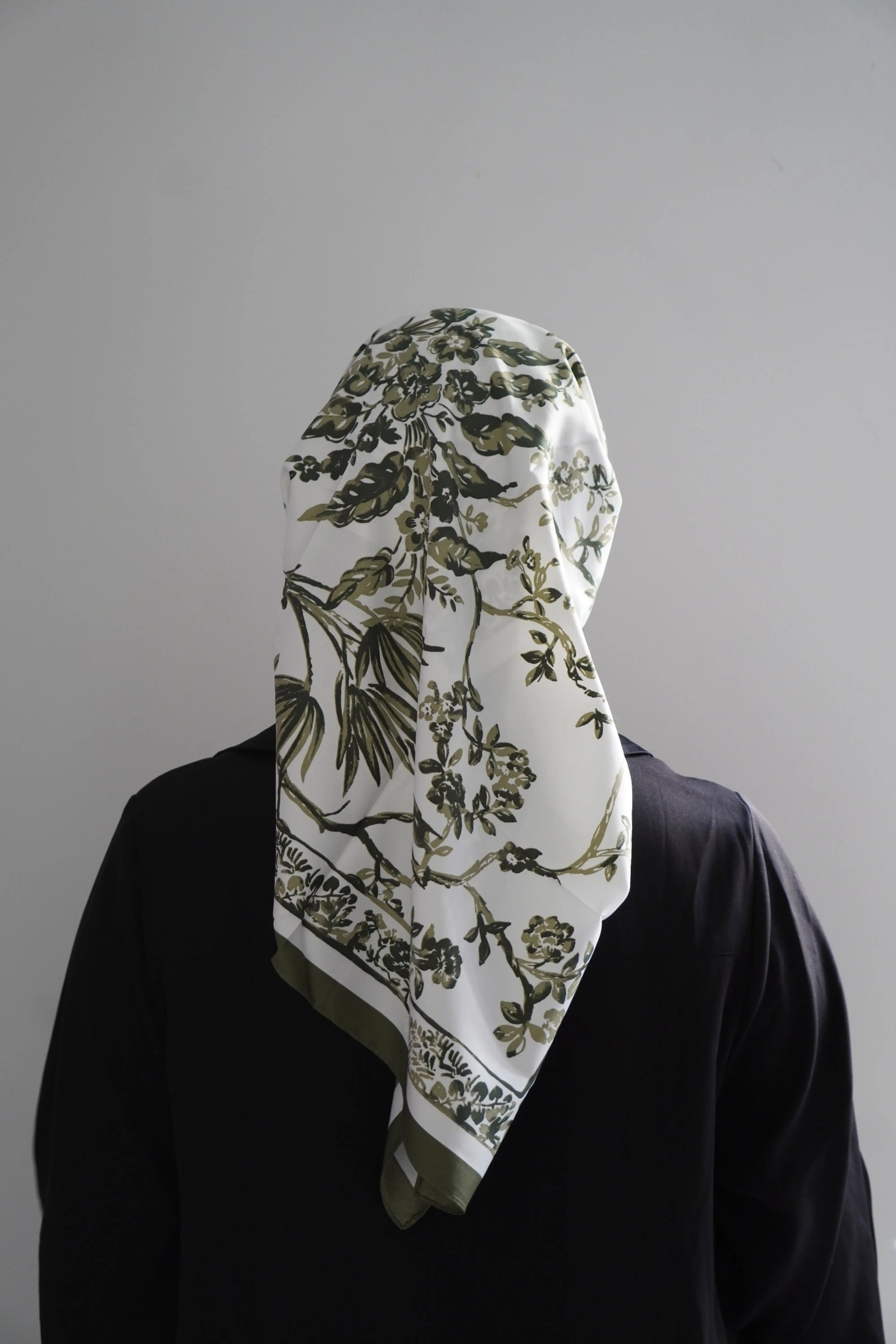 Carré effet de soie Vert – Élégance & confort au quotidien Hnynnamodesty