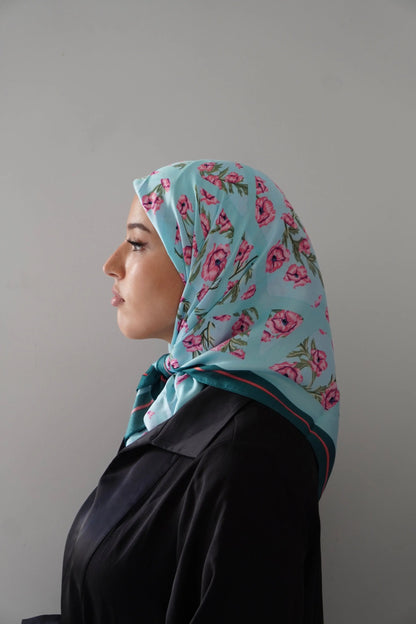 Carré effet de soie Bleu ciel – Élégance & confort au quotidien Hnynnamodesty