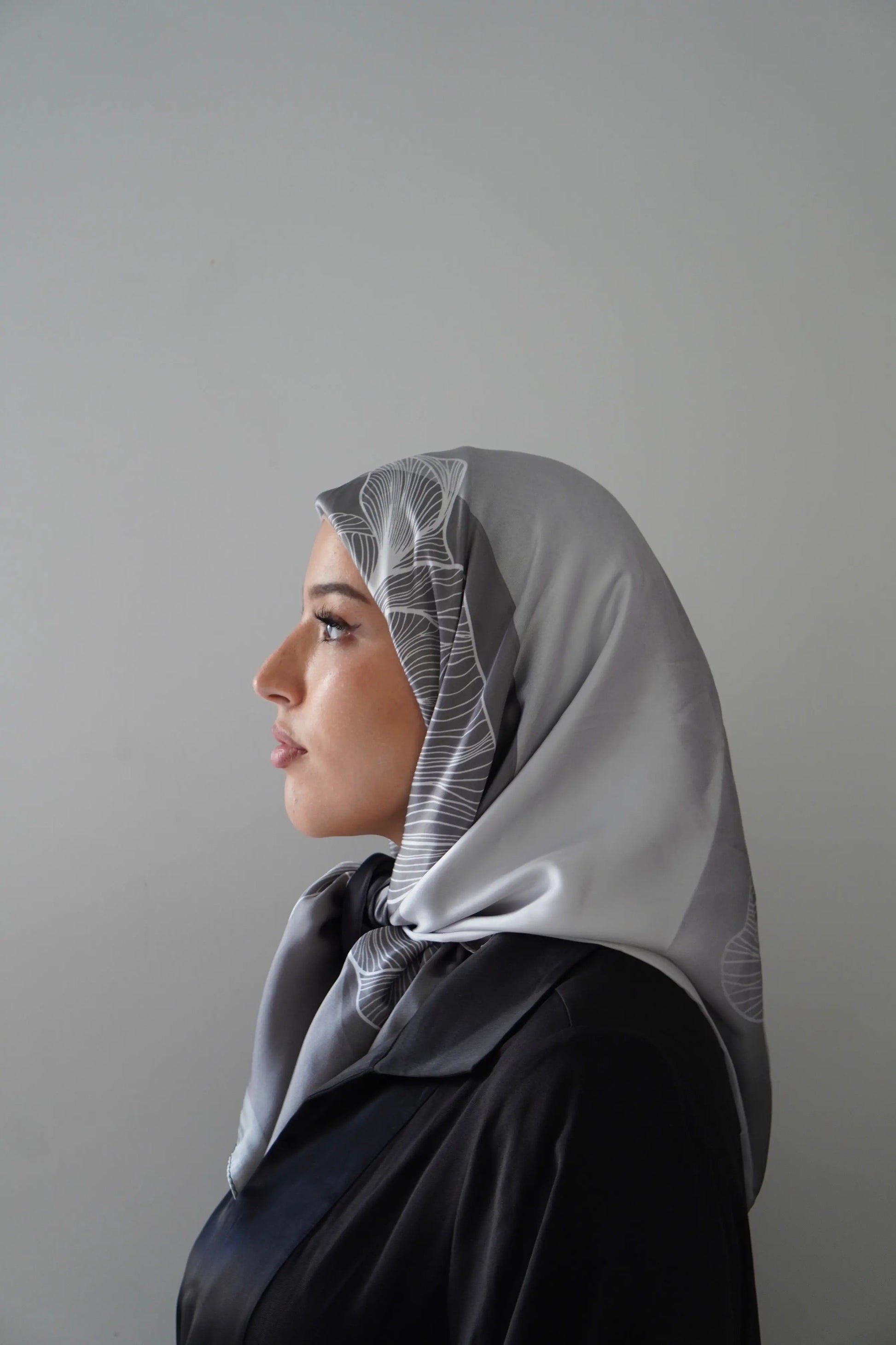 Carré effet de soie Gris – Élégance & confort au quotidien Hnynnamodesty