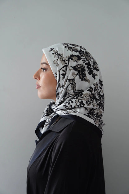 Carré effet de soie Noir – Élégance & confort au quotidien Hnynnamodesty