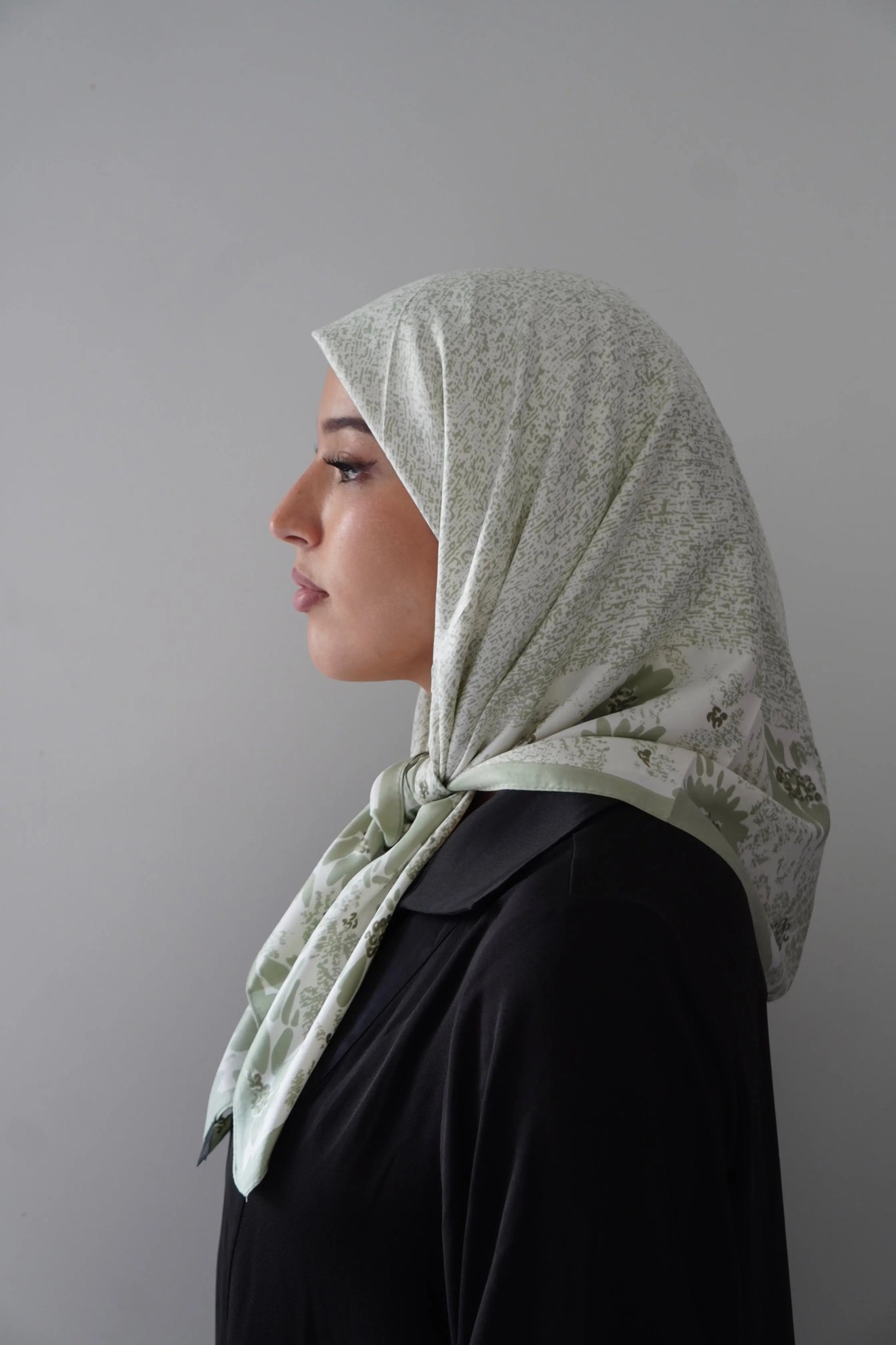 Carré effet de soie Vert clair – Élégance & confort au quotidien Hnynnamodesty